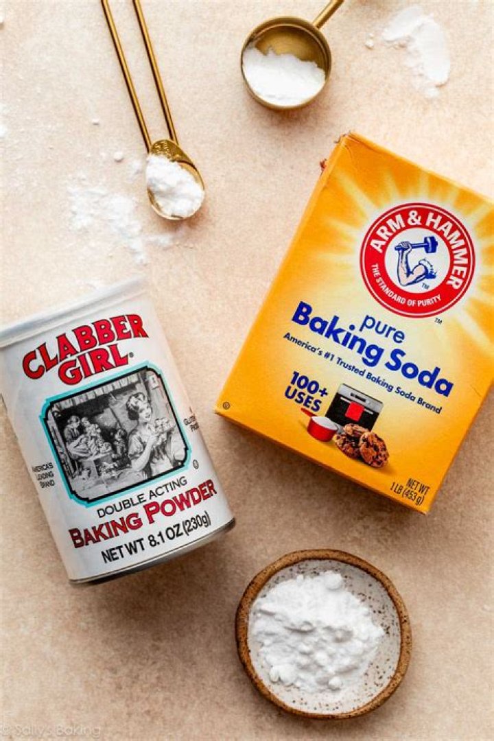 Can baking soda and vinegar dissolve hair?