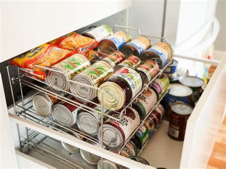Can canned food be stored in a car?