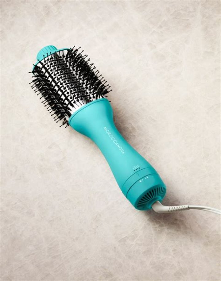 Can I use a blowdryer to dry my nails?