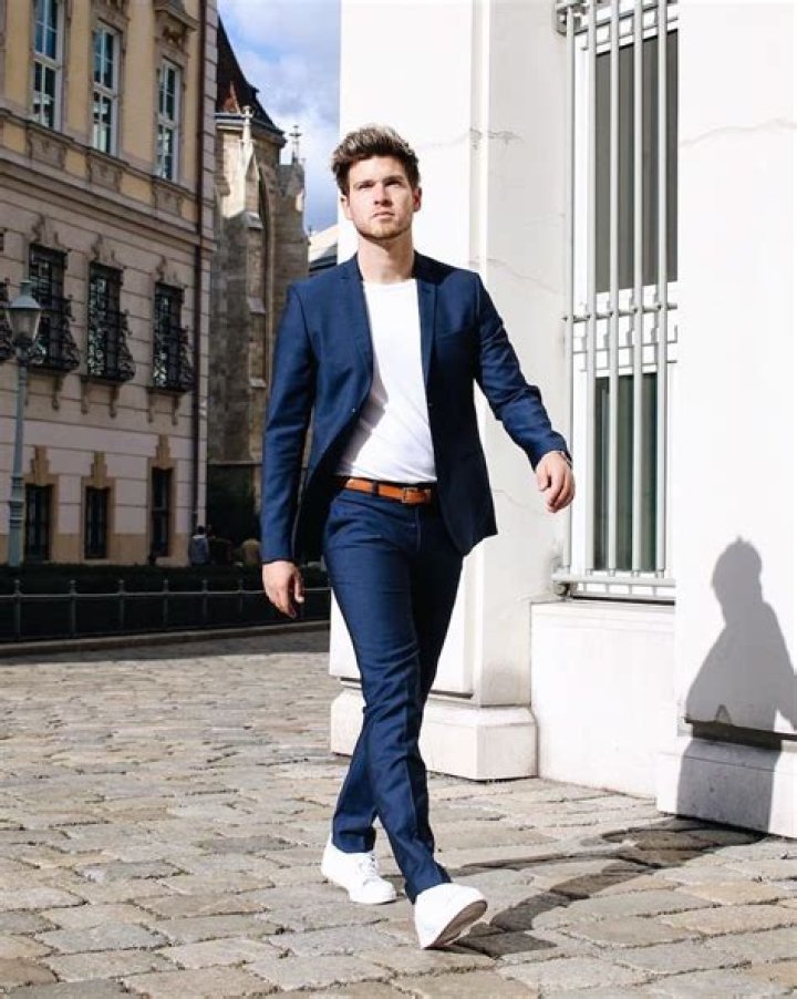 Can I wear sneakers with blazer?