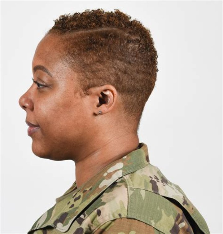 Can men wear earrings in the US military?