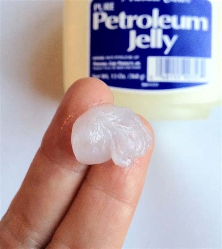 Can petroleum jelly remove warts?