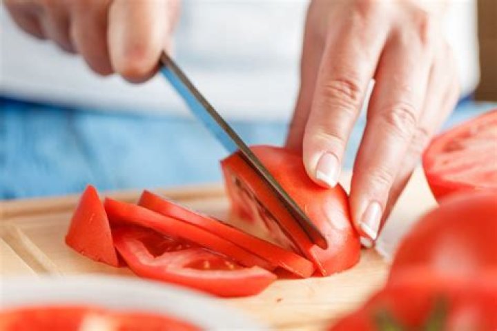 Can you slice tomatoes with a bread knife?