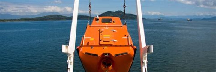 Did anyone not on a lifeboat survive the Titanic?