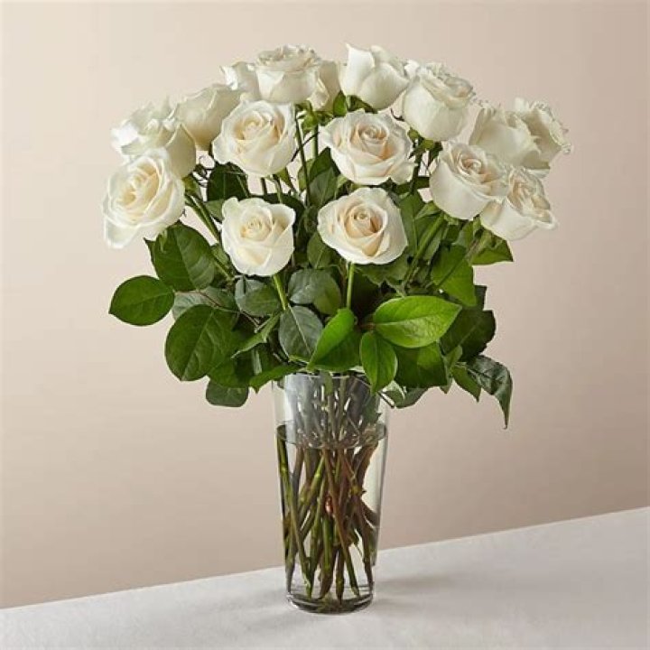 Did people throw white roses at Selena?