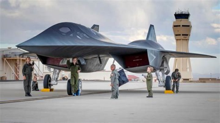 Did Tom Cruise fly a real plane in Top Gun?