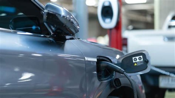Do electric cars use battery when idling?