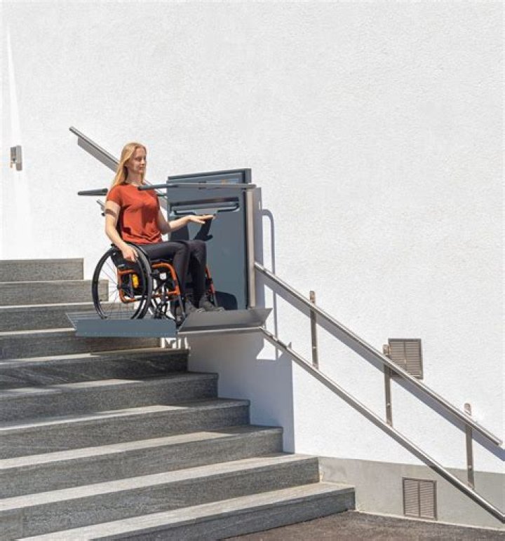 Does Ali use a wheelchair?