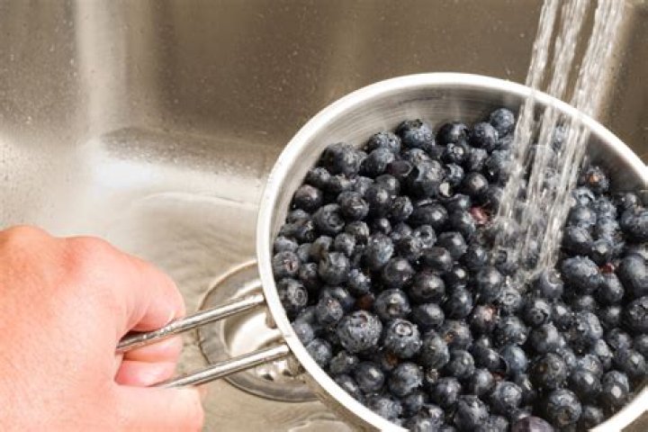 Does baking soda remove pesticides from blueberries?