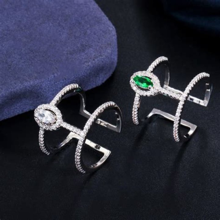 Does cubic zirconia turn finger green?