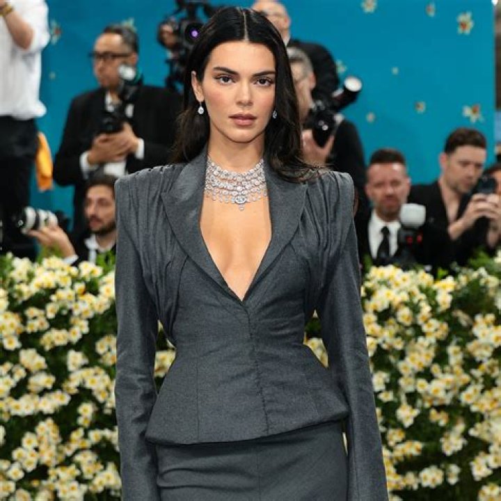 Does Kendall Jenner have abs?