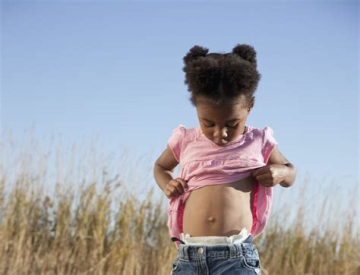 Does putting oil in your belly button work?