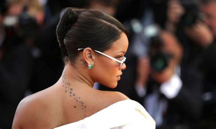 Does Rihanna have a hand tattoo?