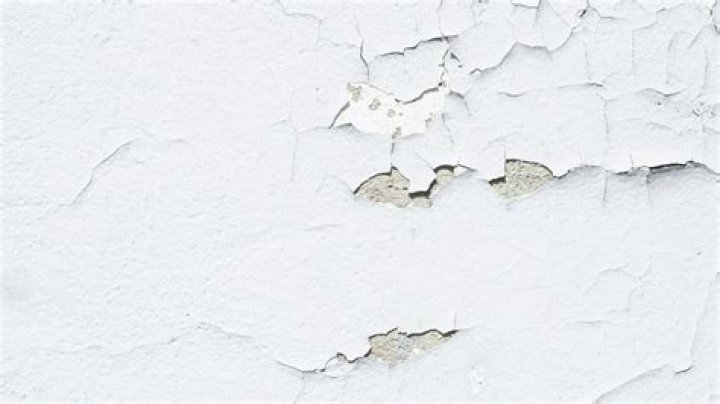 Does vinegar damage wall paint?