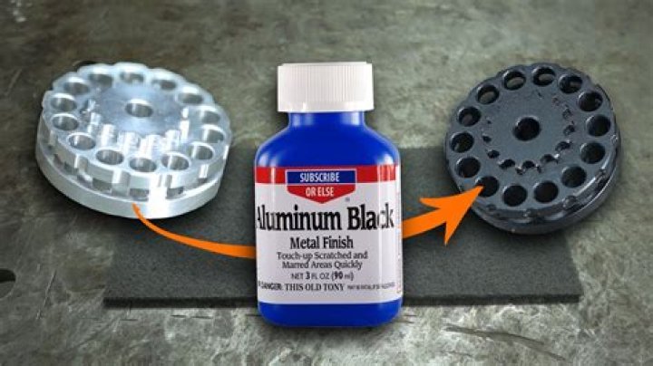 Does vinegar turn aluminum black?