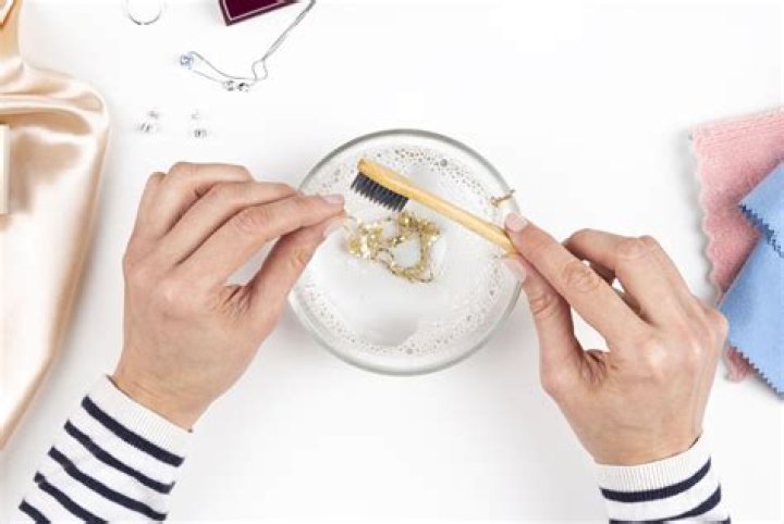 Does white vinegar clean gold jewelry?