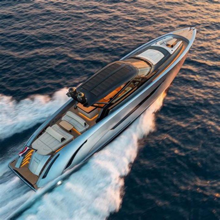How big is Tom Brady's yacht?