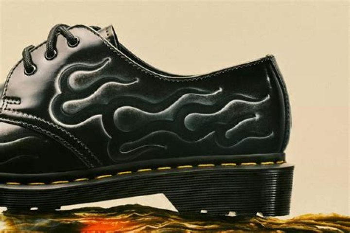 How do you stretch Dr Martens with ice?