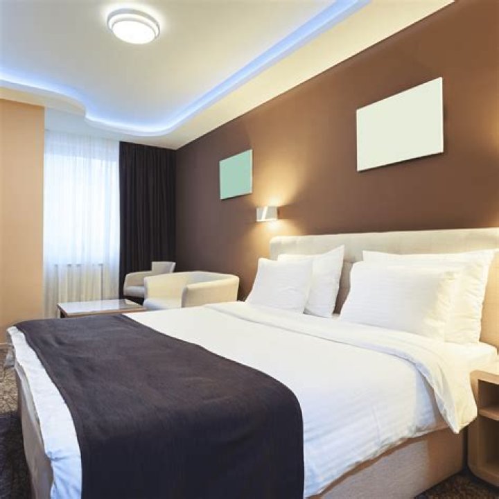 How far in advance should you book a hotel to get the best rate?