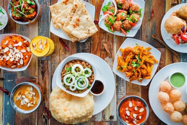 How is Indian food traditionally eaten?