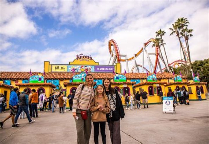 How long do people spend at Knotts Berry Farm?