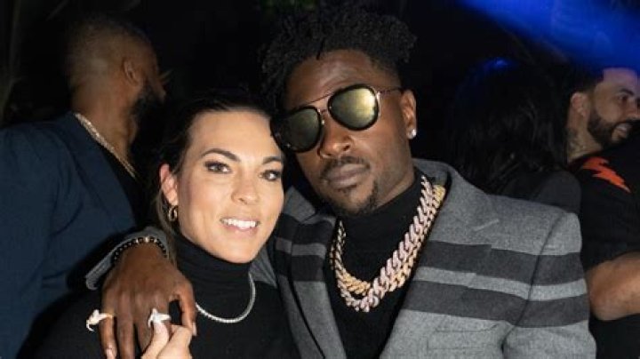 Is Antonio Brown in a relationship?