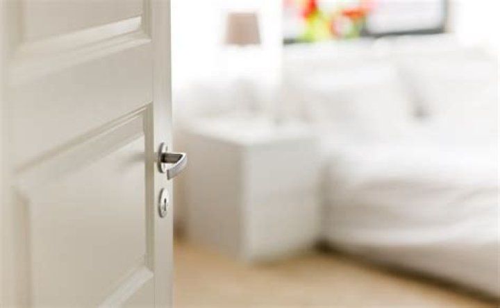 Is it better to sleep with your bedroom door open or closed?