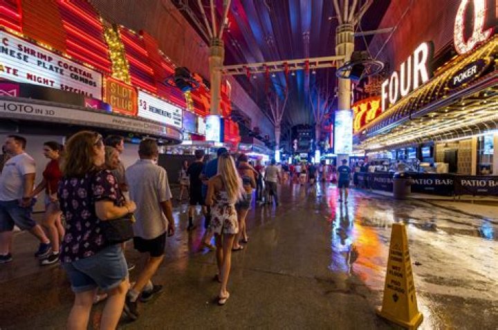 Is it safe to walk in Las Vegas Strip at night?