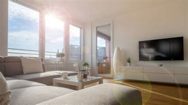 Is OLED OK for bright rooms?
