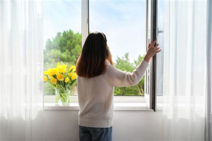 Should you open windows on a hot day?