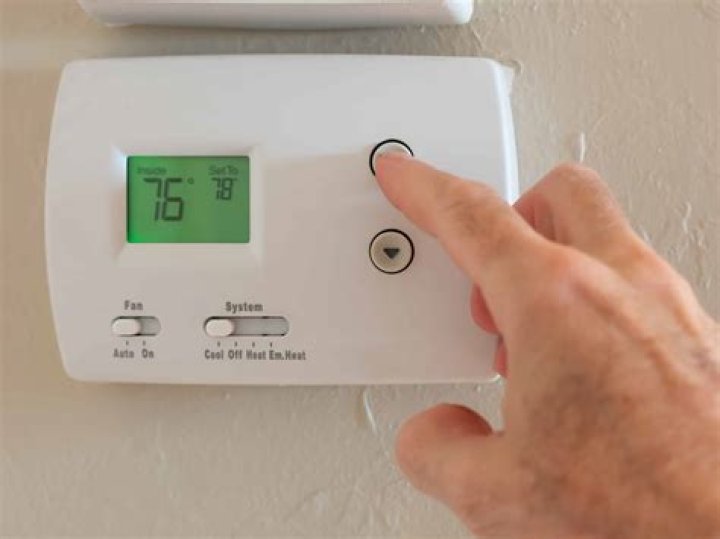 What are signs of a bad thermostat?