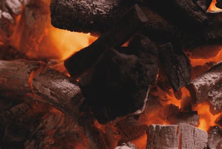 What burns hotter lump charcoal or briquettes?