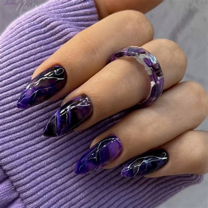 What color should an accent nail be?