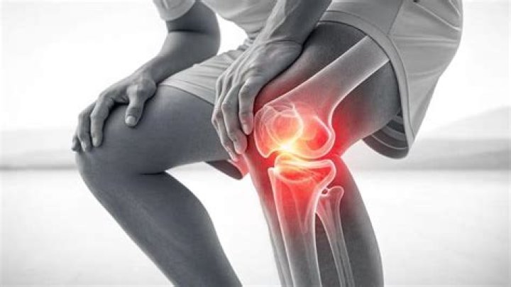 What deficiency causes knee pain?