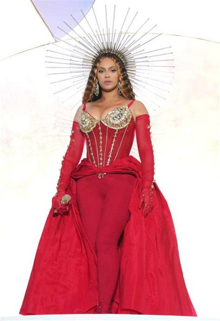 What diamond is Beyoncé wearing?