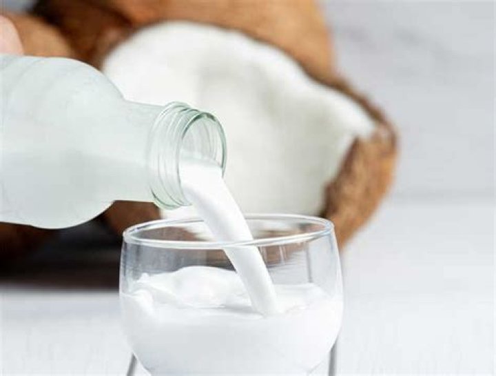 What does coconut milk do for hair?