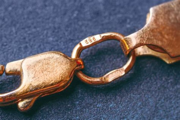 What is the number 1 jewelry brand?