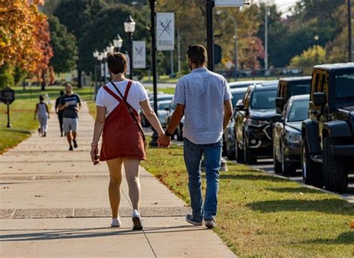What is the sidewalk rule for couples?