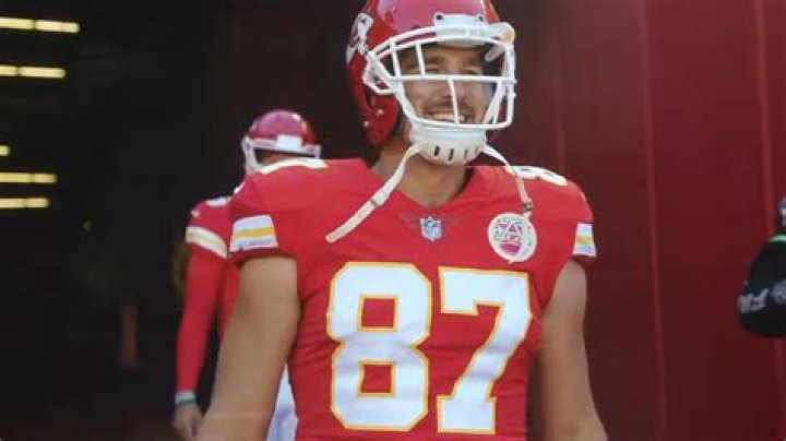 What is Travis Kelce salary?