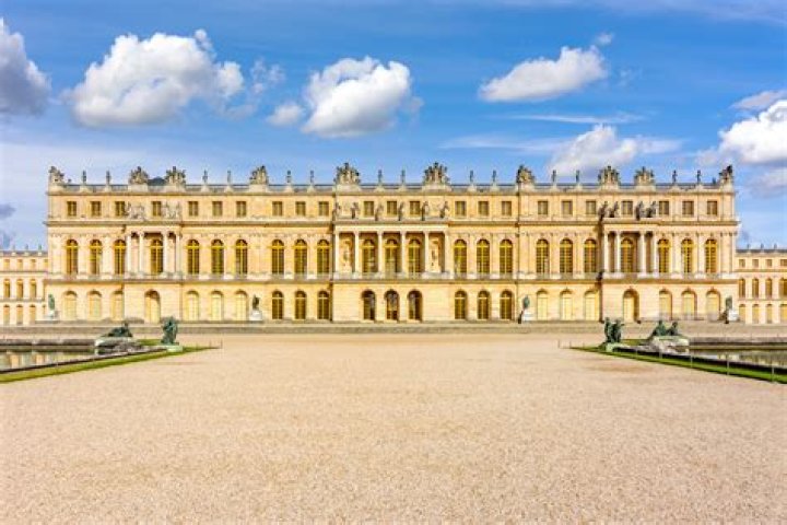 Where did they poop in Versailles?