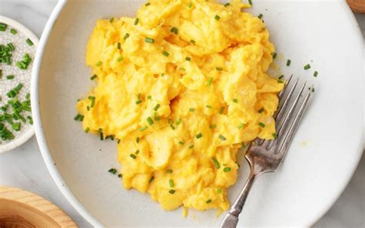 Which is healthier Fried Eggs or scrambled eggs?