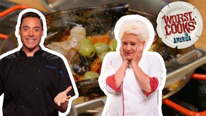Who cooks the meals in Love Island?