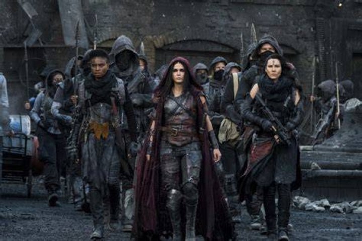 Who does Octavia end up with in The 100?