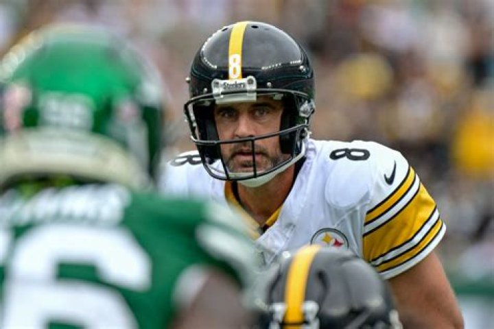 Who has better stats Brett Favre or Aaron Rodgers?