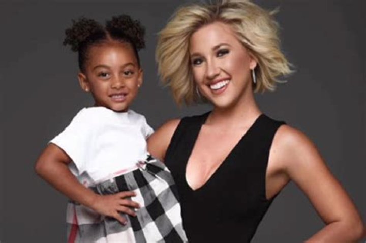 Who has custody of Chloe chrisley?
