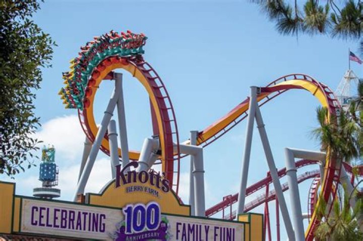 Who has more rides Knotts or Disneyland?