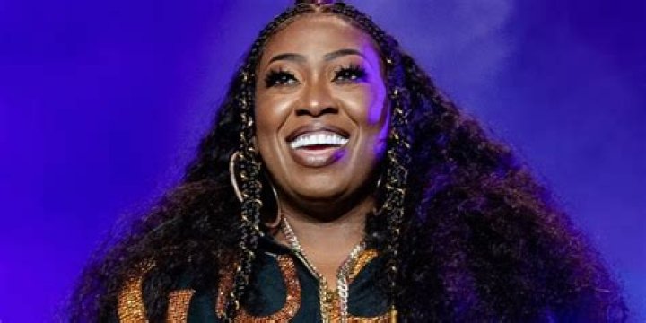 Who was the first female rapper to hit 1?