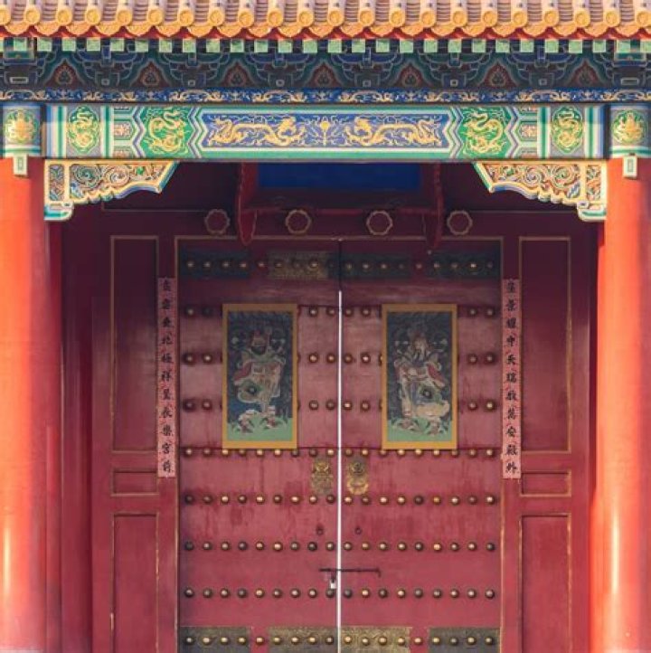 Why are Chinese doors red?