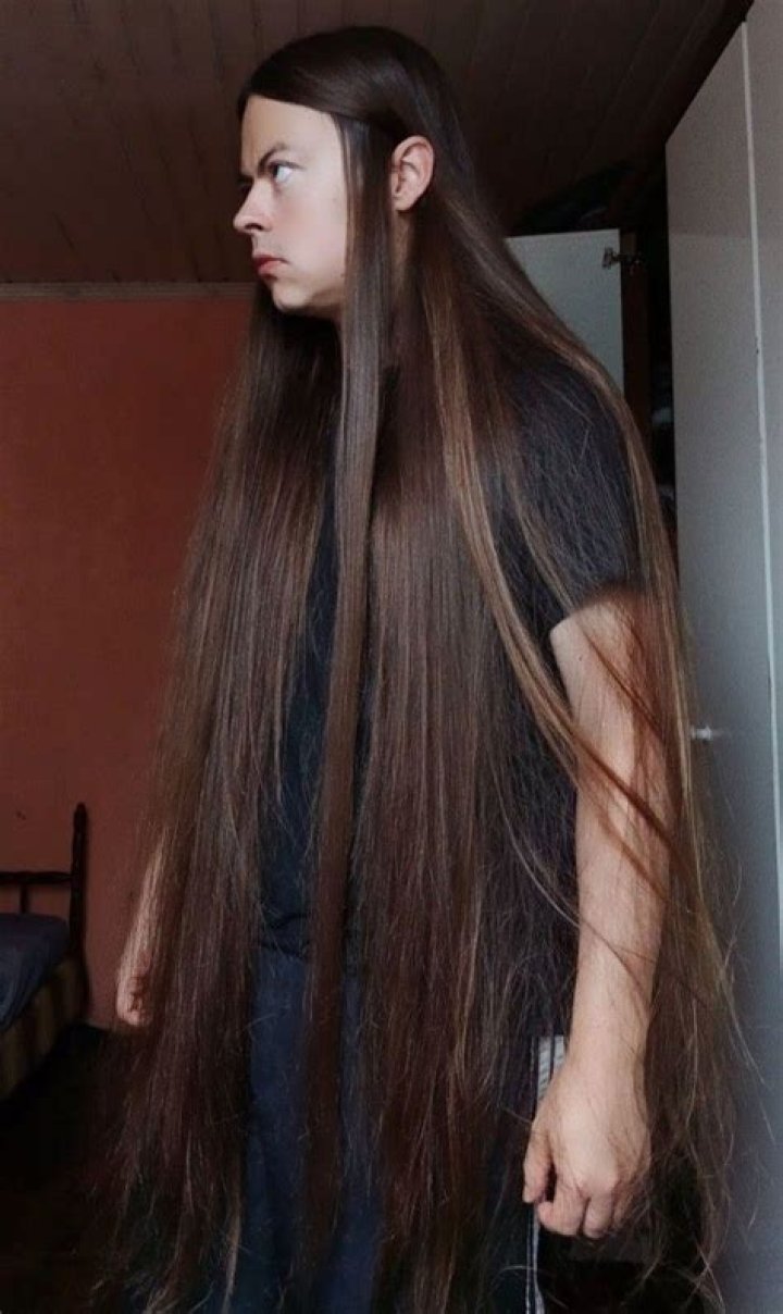 Why does Illumi have long hair?
